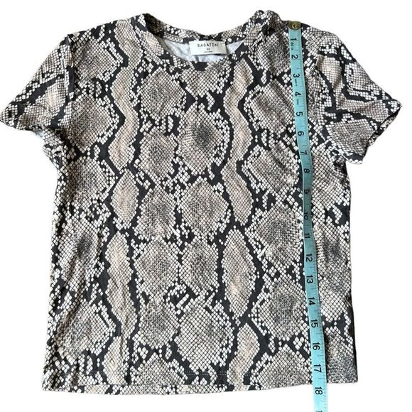 Aritzia shirt Babaton Crop Tee in Snake Print size XS - Picture 2 of 7
